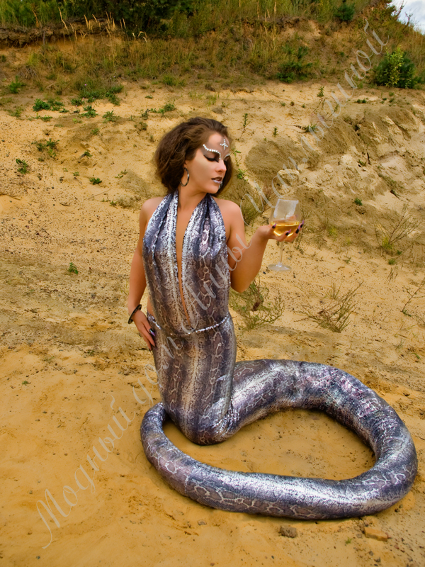 Ты прости что я такая подколодная змея. Девушка в костюме змеи. Костюм змеи. Змеиный костюм. Женщина в змеином костюме.