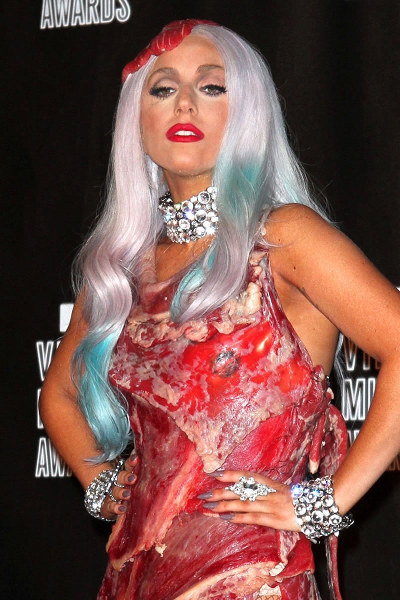 Леди гага в мясе. Мясное платье леди Гаги. Леди Гага наряд мяса. Платье из мяса ледитгпга.