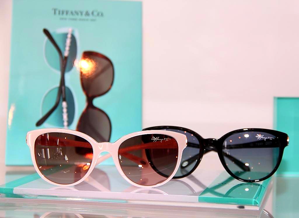 Очки collection. Luxottica очки. Коллекция солнцезащитных очков. Оптика новые коллекции солнцезащитных очков. Солнцезащитные очки новая коллекция.