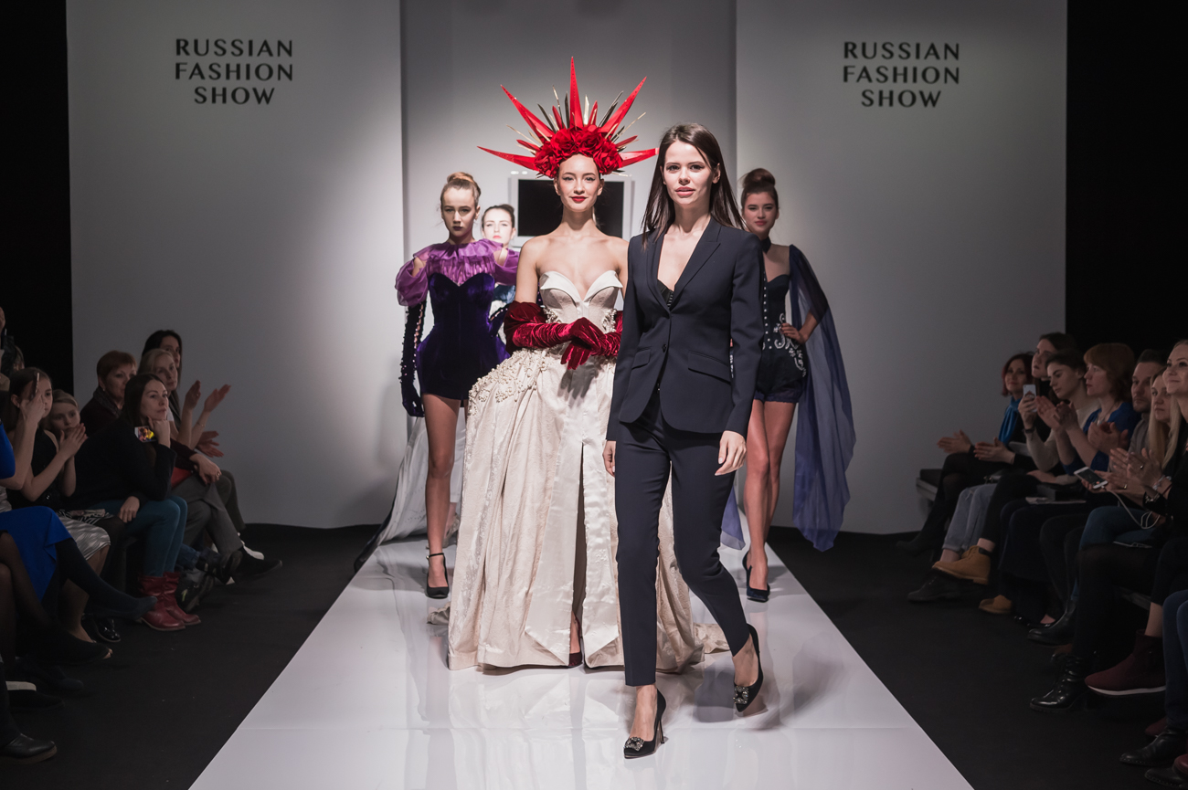 Russian show. Russian Fashion шоу. Фэшн показ мод в Калининграде. Показ мод Ялта. Фэшн показ в Одинцово.