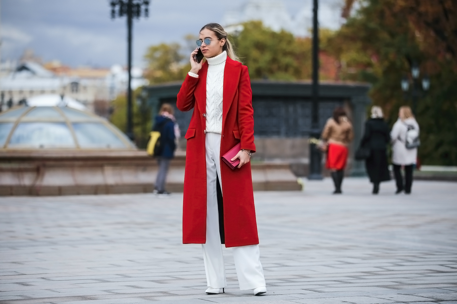 Юрод вый пальт цо. Красное пальто. Красное пальто в моде. Женщина в Красном пальто. Стритстайл Россия.