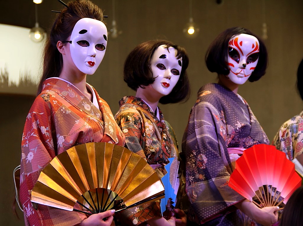 Япония в 2000 годах. Мода Японии 2000. Театр мод Япония. Японские выступления в театре. Стиль Японии 2000 года.